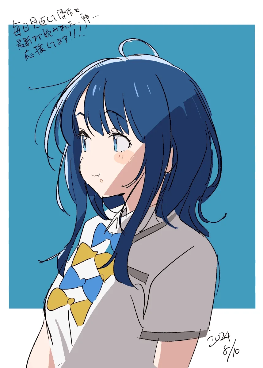 蓝色背景前，杏菜穿着校服的侧身头像
