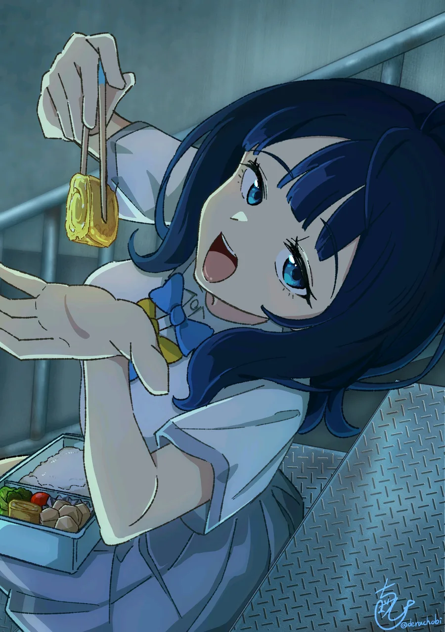 杏菜躺在沙发上举起一筷子面条